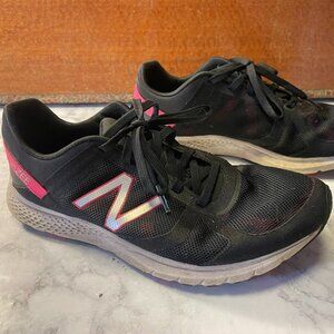 Fresh Foam Arishi Womans 8 Hot Pink & Black Running Sneaker